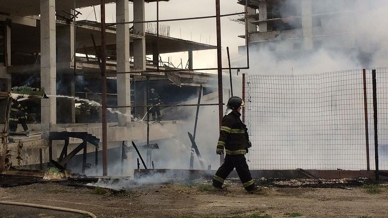 Barracão pega fogo e fumaça chama atenção em Taubaté