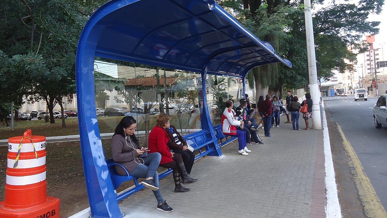 Praça Santa Terezinha ganha abrigo de ônibus