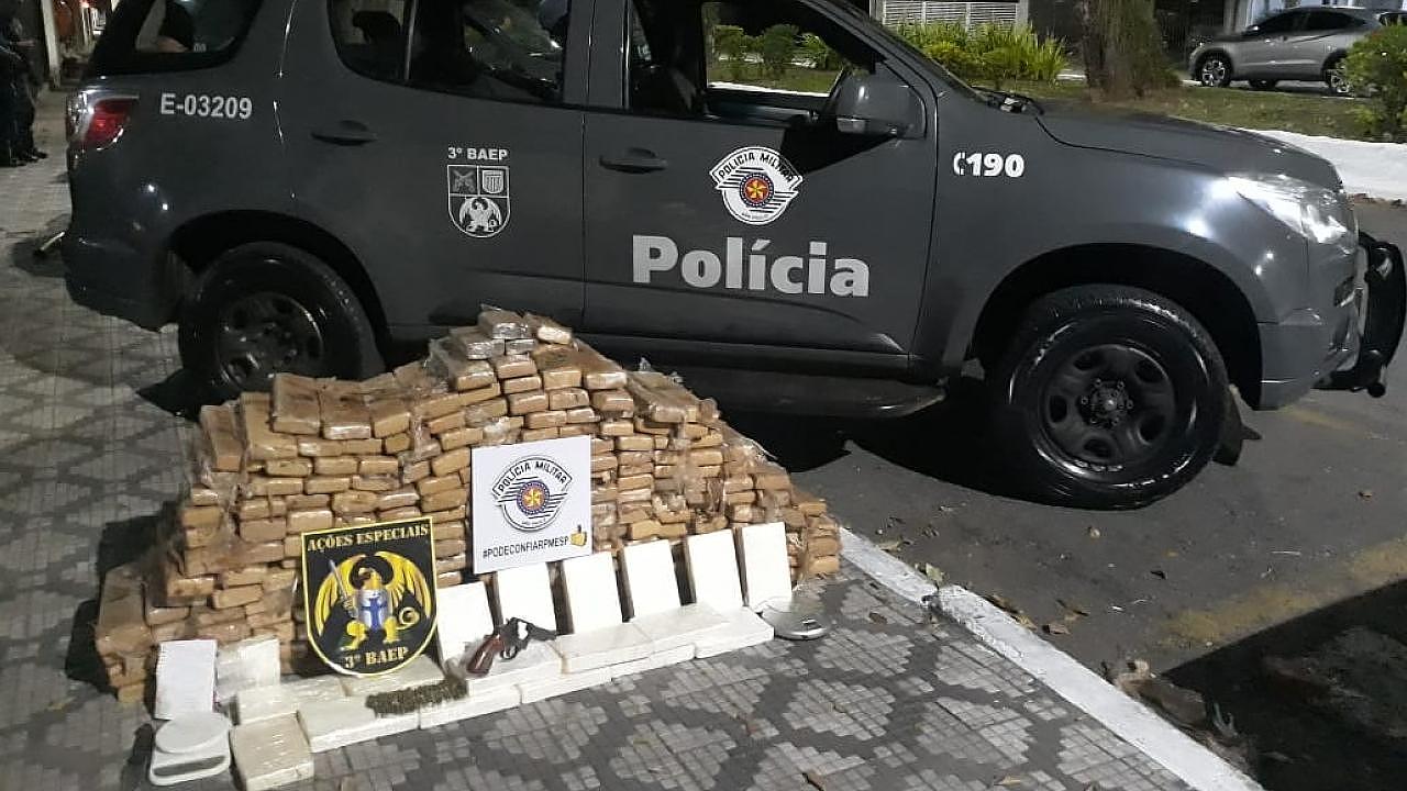 Dupla é presa com mais de 200 quilos de drogas no município