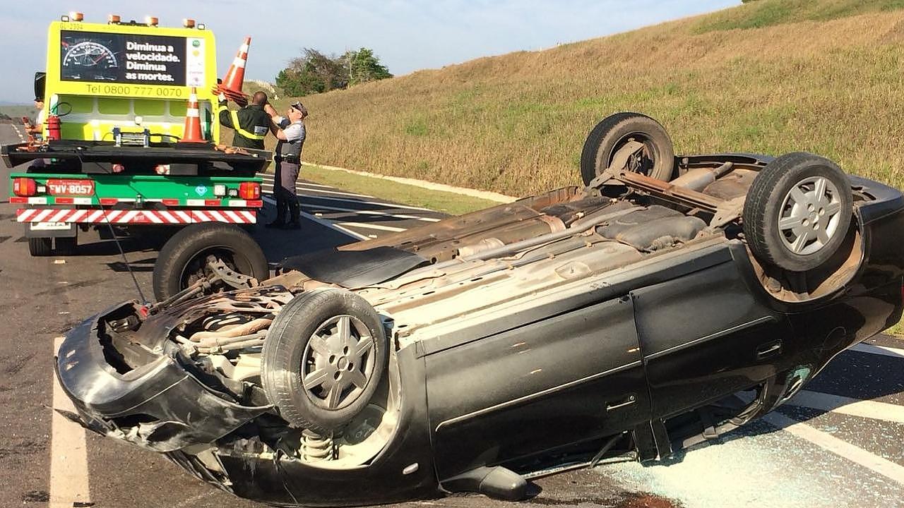 Três ficam feridos após carro capotar na rodovia Carvalho Pinto