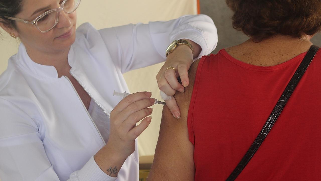 Município continua vacinando grupos prioritários contra Influenza