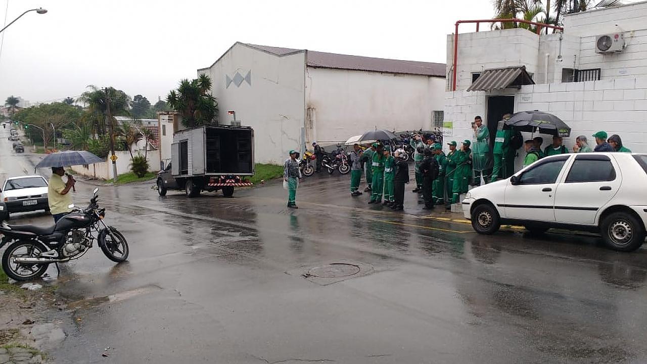 Funcionários da coleta seletiva realizam greve no município