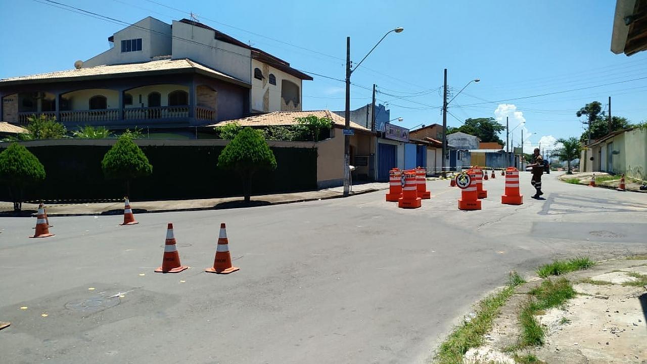 Prefeitura improvisa antes da instalação de rotatória no Jardim Santa Catarina