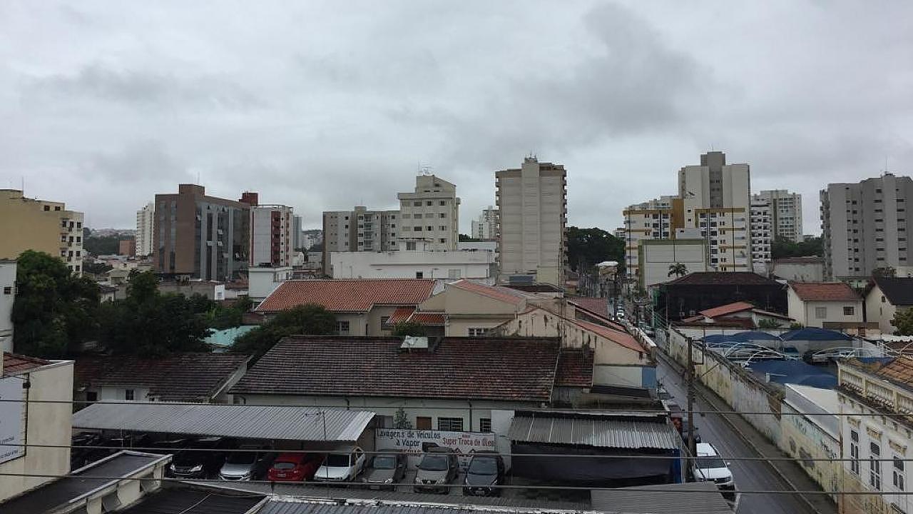 Temperatura despenca e chuva marca segunda-feira em Taubaté