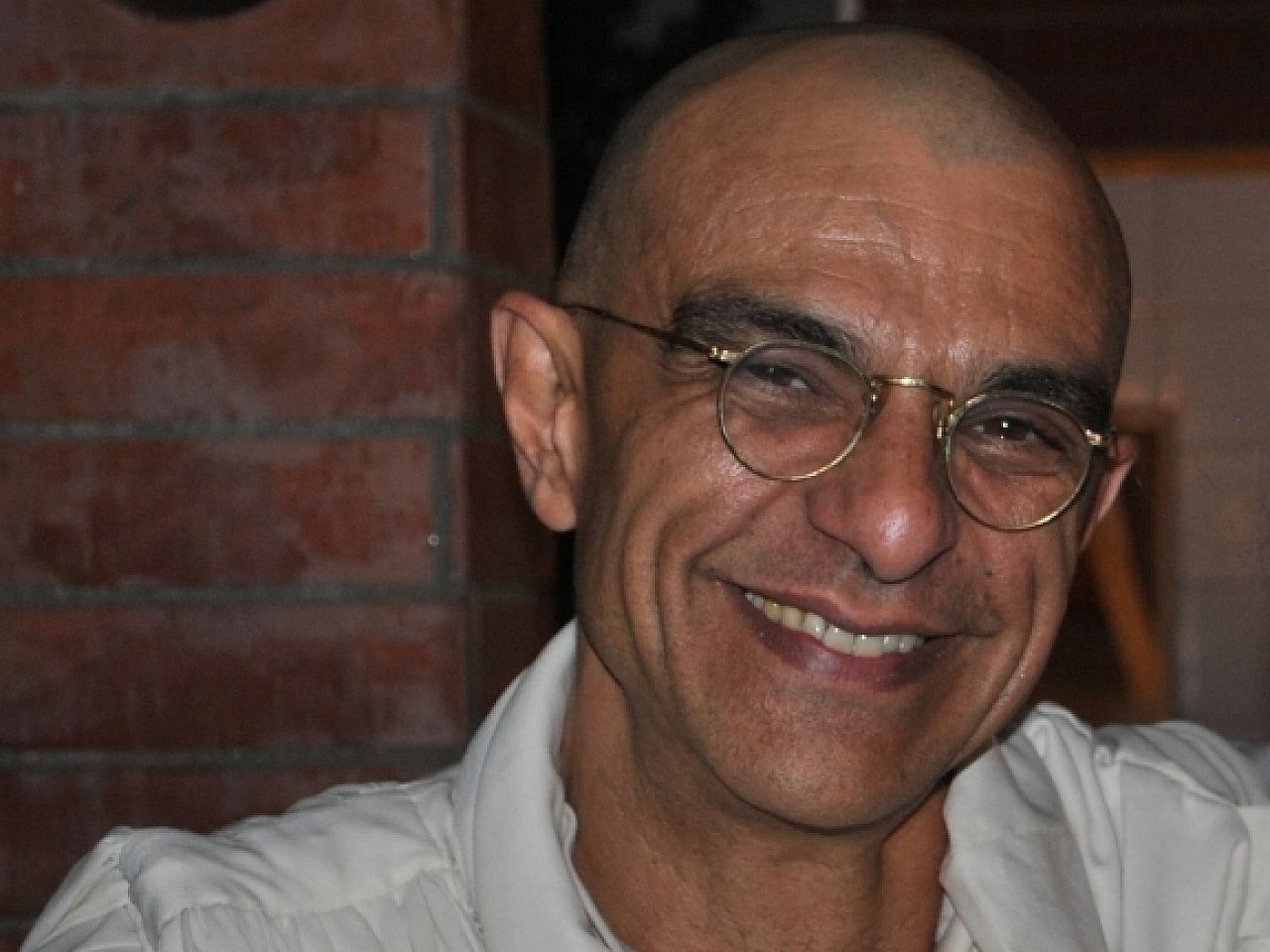 Ideias de Gandhi sobre liderança e paz são interpretadas pelo ator João Signorelli