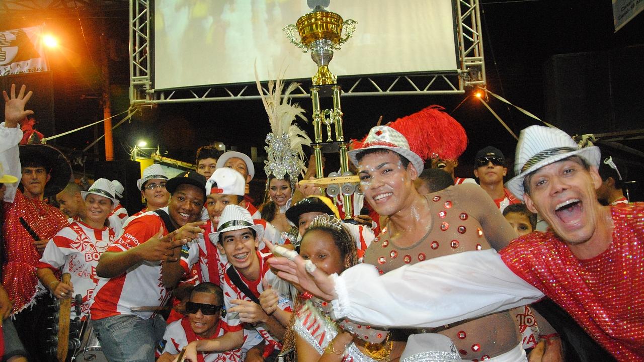 Estiva recebe troféu e encerra carnaval de Taubaté