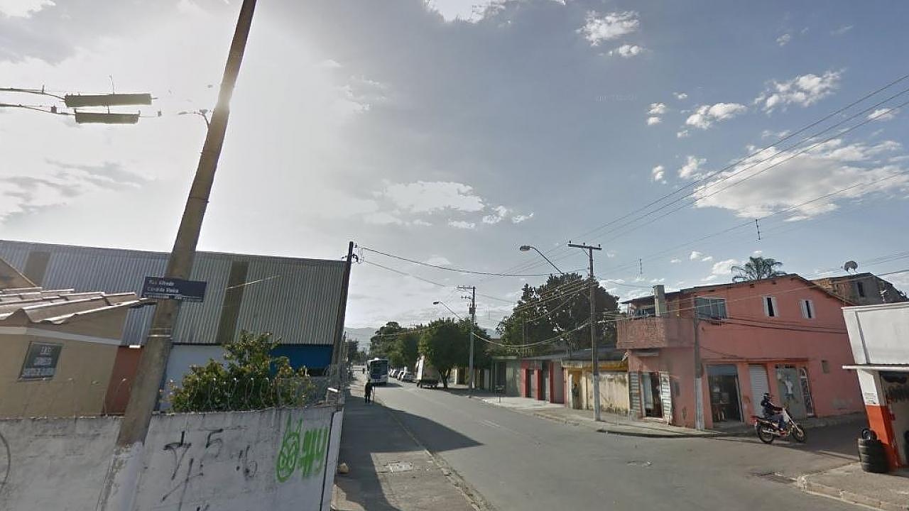 Obras interditam trânsito em cruzamento do bairro Vila Aparecida
