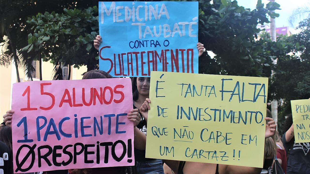 Alunos de medicina alegam precarização da Unitau durante protesto