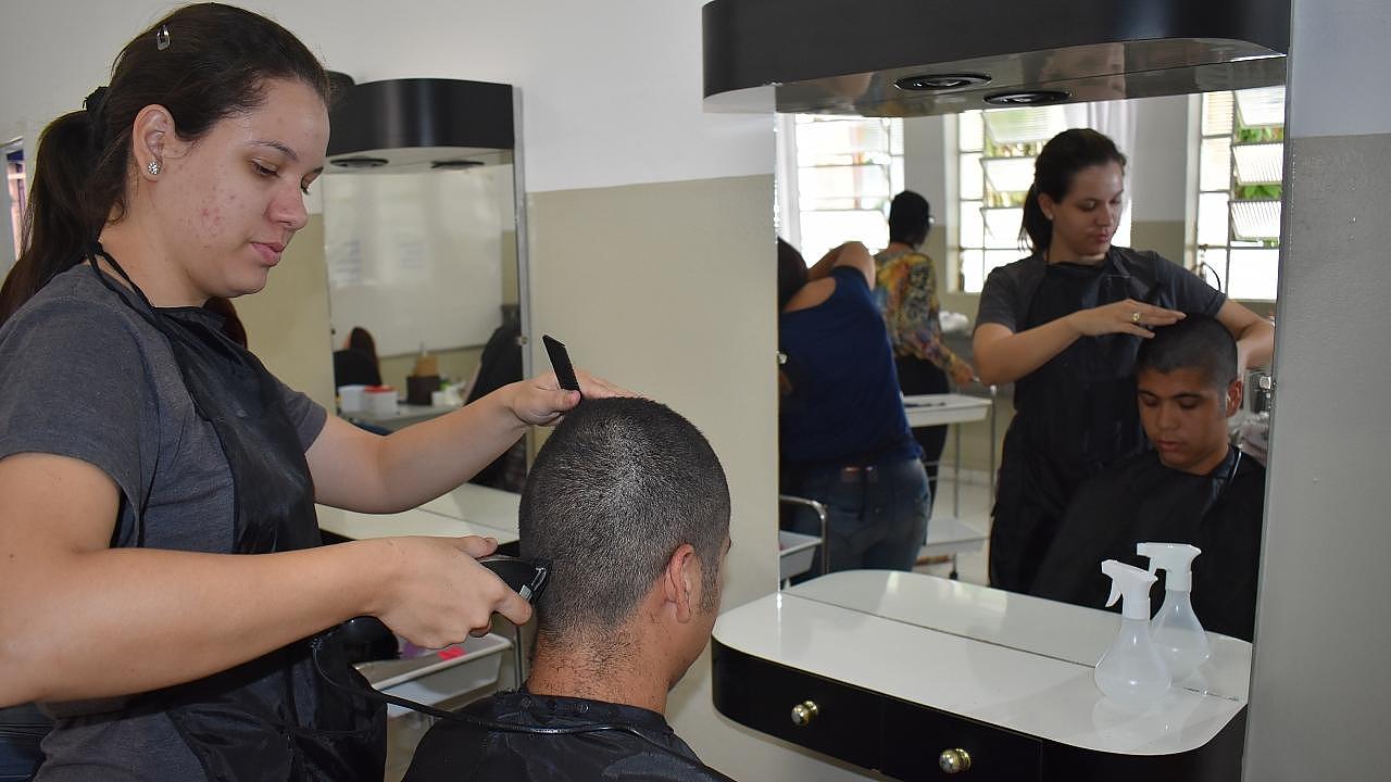 Inscrições para curso gratuito de assistente de cabeleireiro têm início em Taubaté