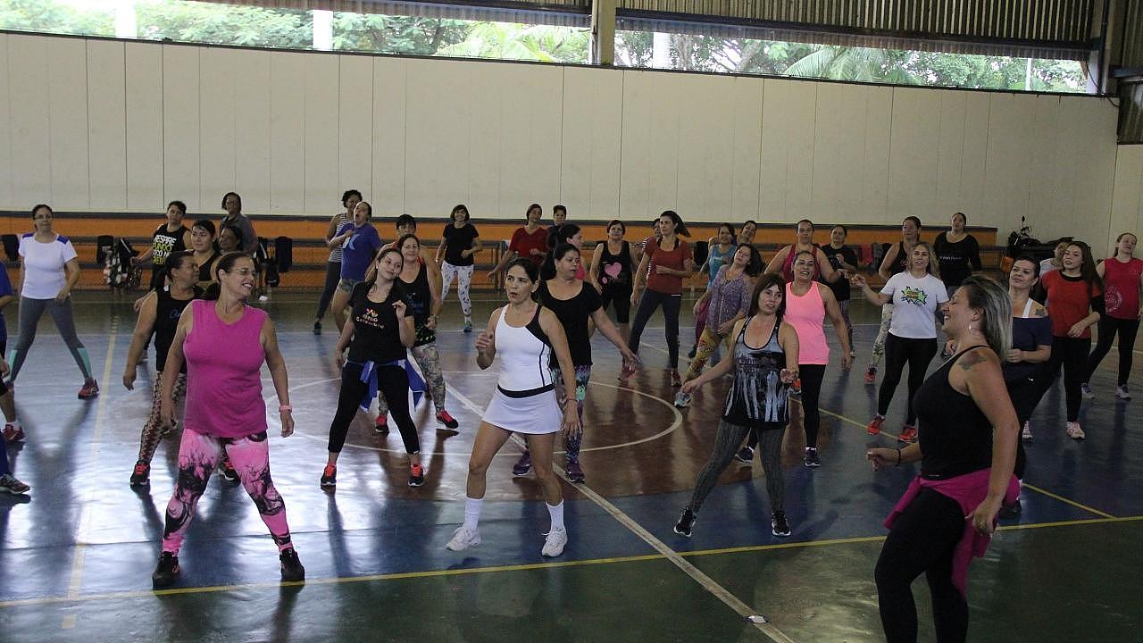 Prefeitura promove aula de dança em comemoração ao Dia das Mães em Taubaté