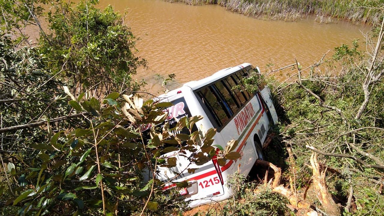 Micro-ônibus que transportava crianças cai em ribanceira na Oswaldo Cruz