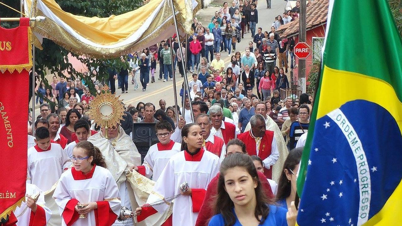Taubaté celebra Dia de Corpus Christi com missas e procissão