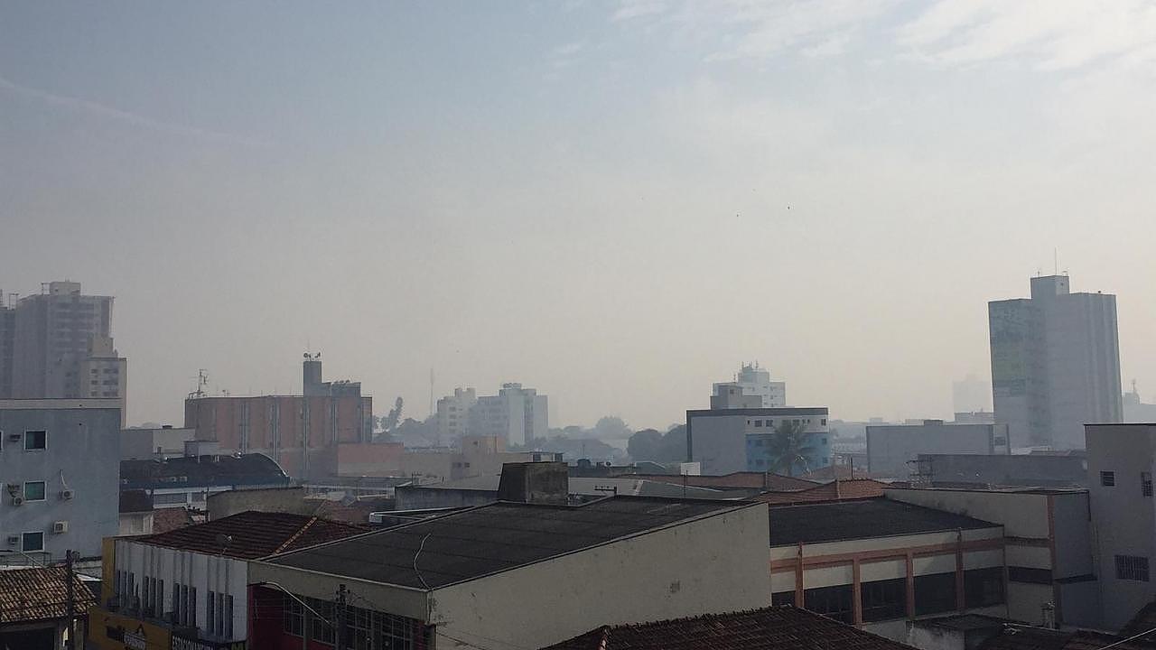 Nevoeiro e cheiro de queimado intrigam taubateanos na manhã desta sexta-feira