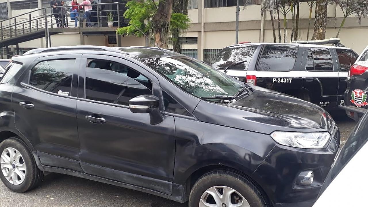 Idoso é preso com veículo clonado e 60 placas de carros em Taubaté
