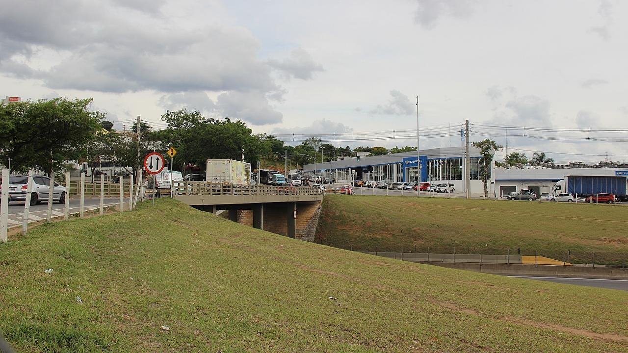 Trânsito no viaduto da Independência é interditado em Taubaté 