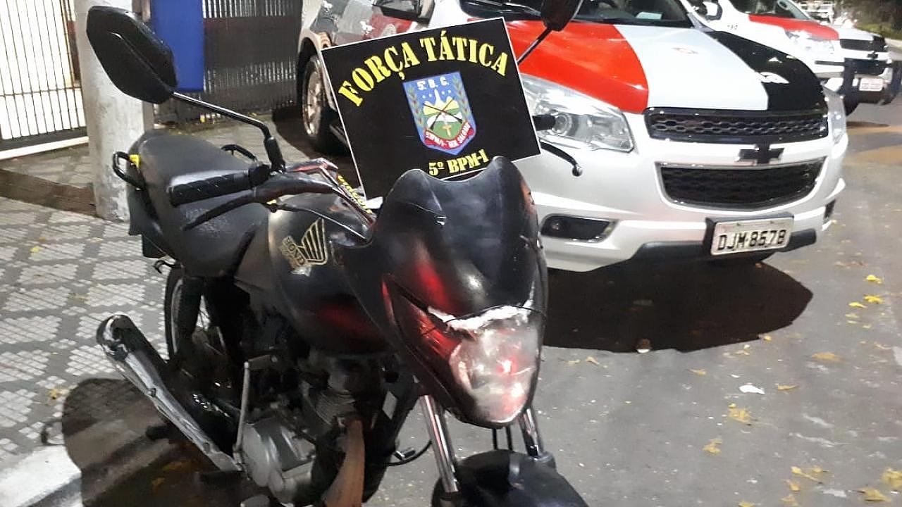 PM prende foragido com moto adulterada em Taubaté