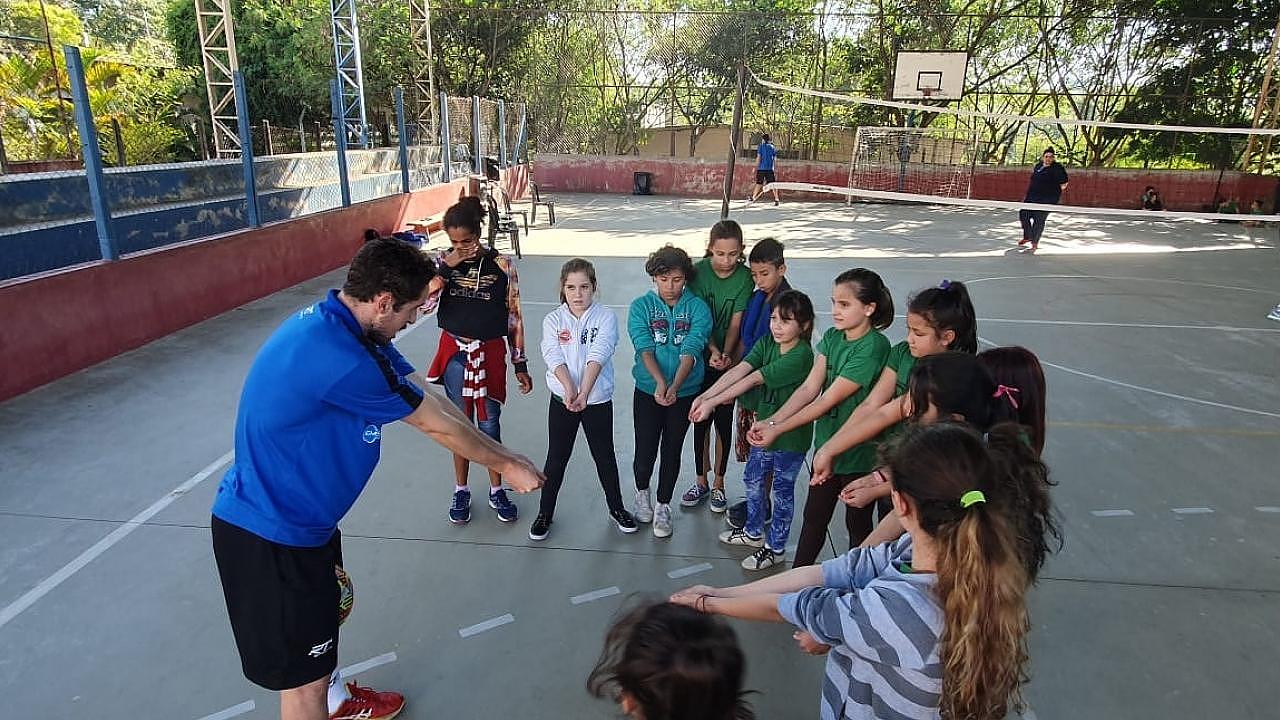 Escola municipal recebe visita de jogadores do Vôlei Taubaté