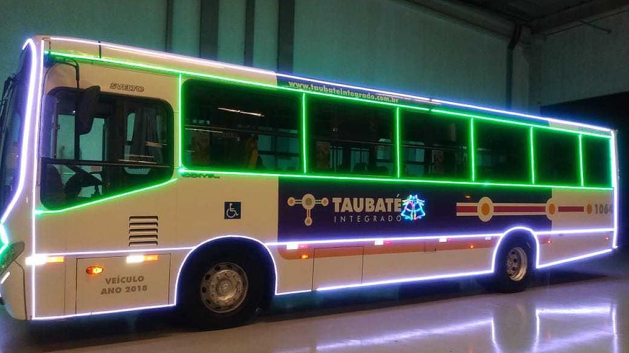 Ônibus iluminado e com decoração natalina vai percorrer ruas de Taubaté