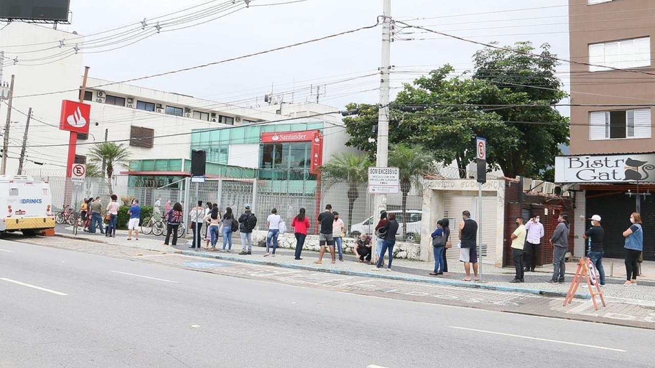 Agências bancárias são autuadas por aglomerações em Caraguatatuba