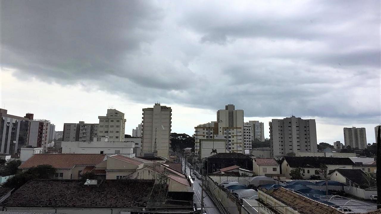 Tempo segue nublado e com chance de chuva em Taubaté e região