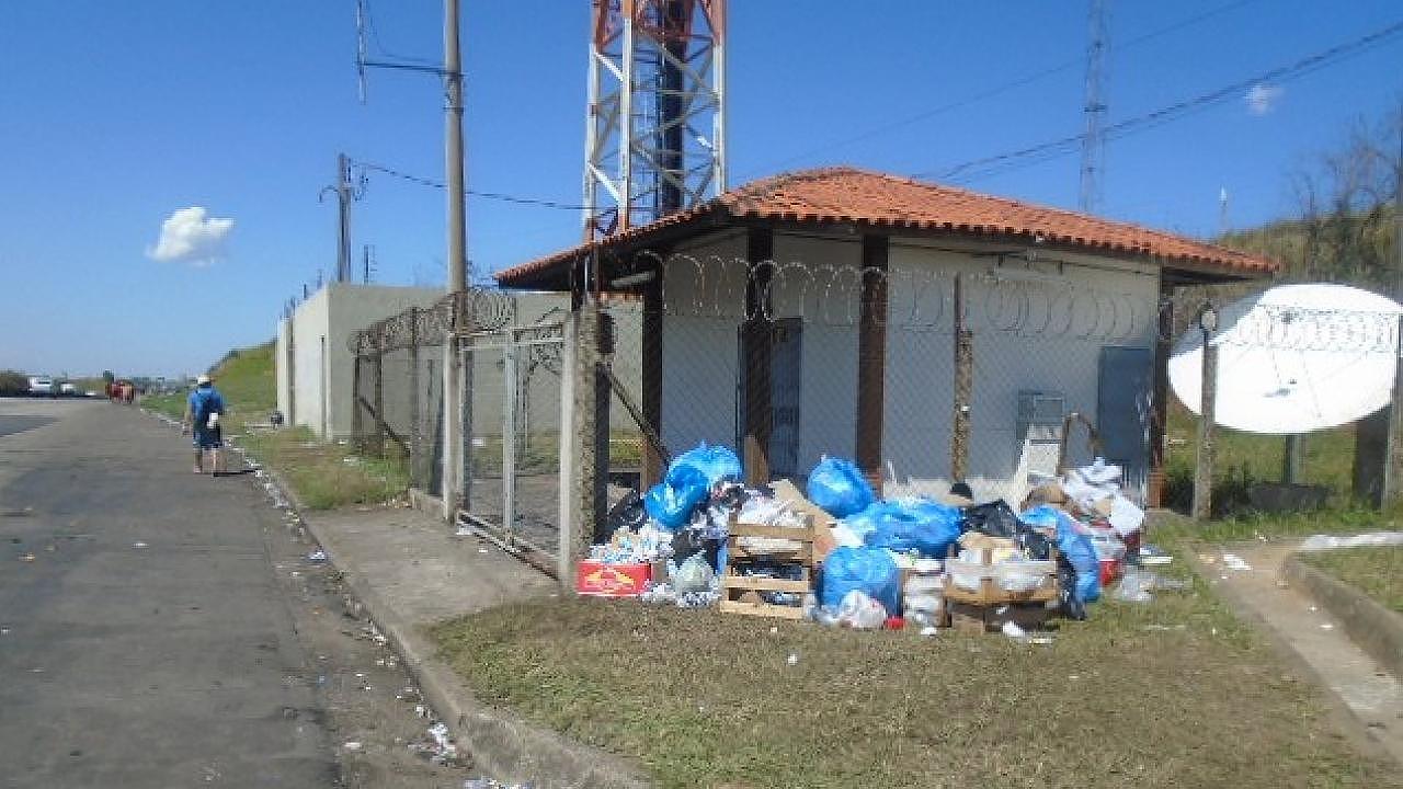 Lixeiras são instaladas na Via Dutra para descarte correto de lixo de romeiros