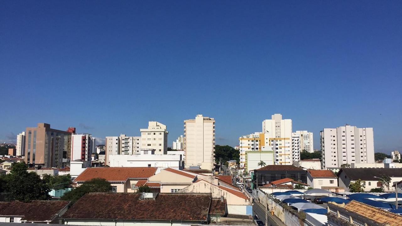 Quarta-feira de sol e umidade do ar abaixo de 45% no Vale do Paraíba