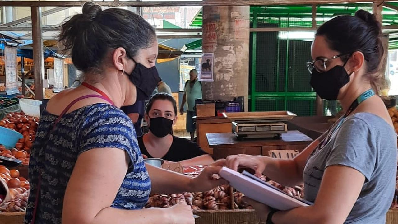 Comerciantes do Mercadão de Taubaté recebem orientações sobre coronavírus