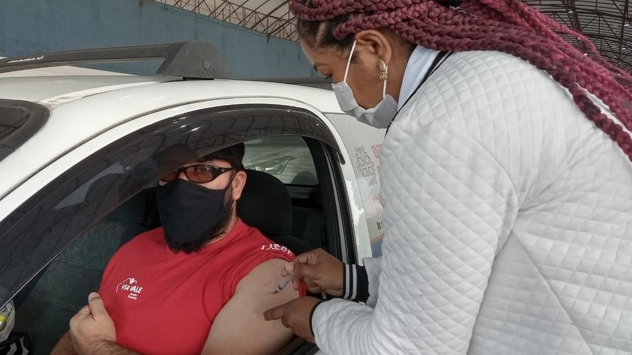 Pessoas com 33 anos recebem 1ª dose da vacina em Taubaté