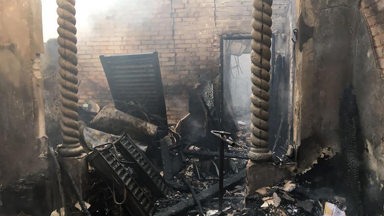 Casa pega fogo e fica destruída no Parque Santo Antônio, em Taubaté
