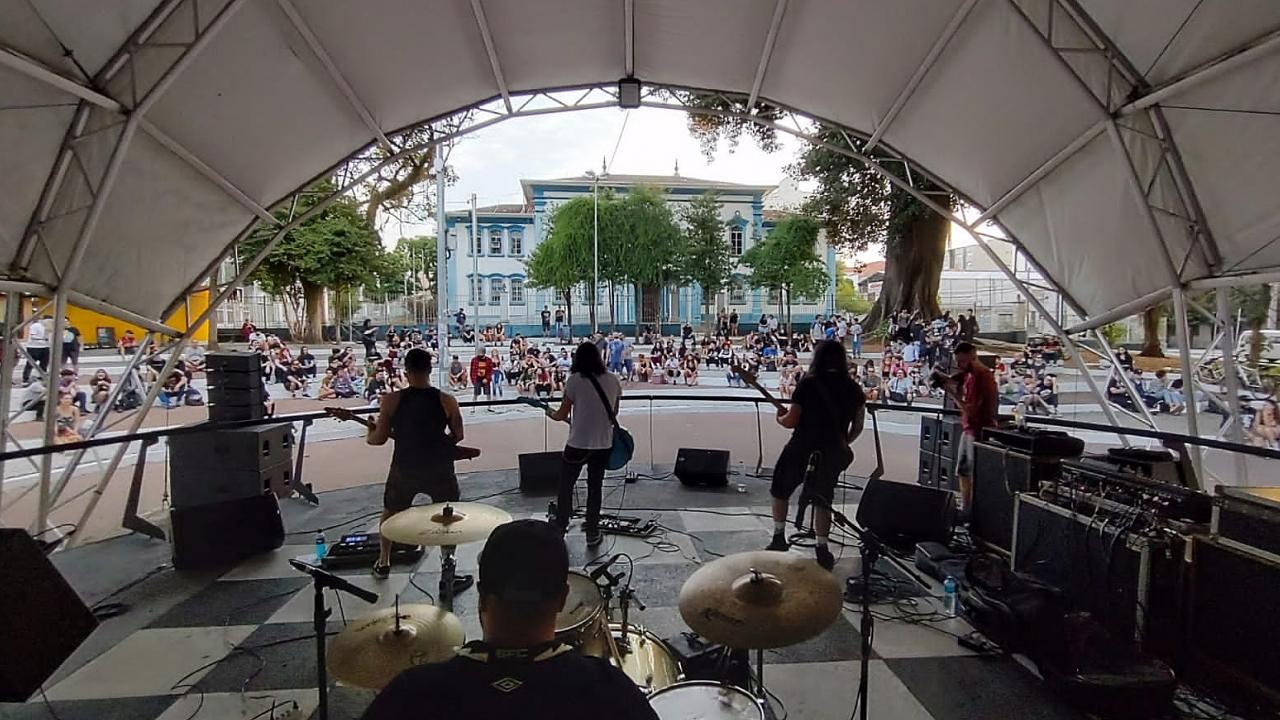 Shows de rock são atrações na Praça da Eletro, em Taubaté