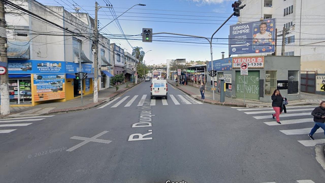Rua Duque de Caxias, no Centro de Taubaté, é interditada