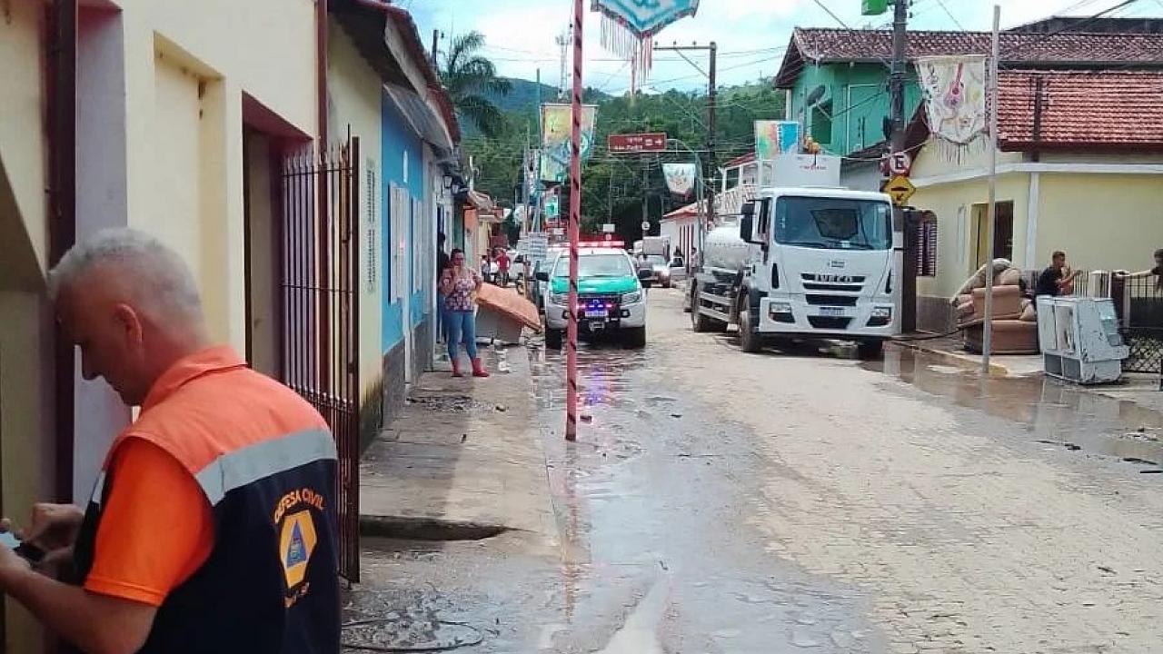 Chuva deixa 700 pessoas desalojadas e São Luiz adia carnaval Chuva deixa 700 pessoas desalojadas e São Luiz adia carnaval