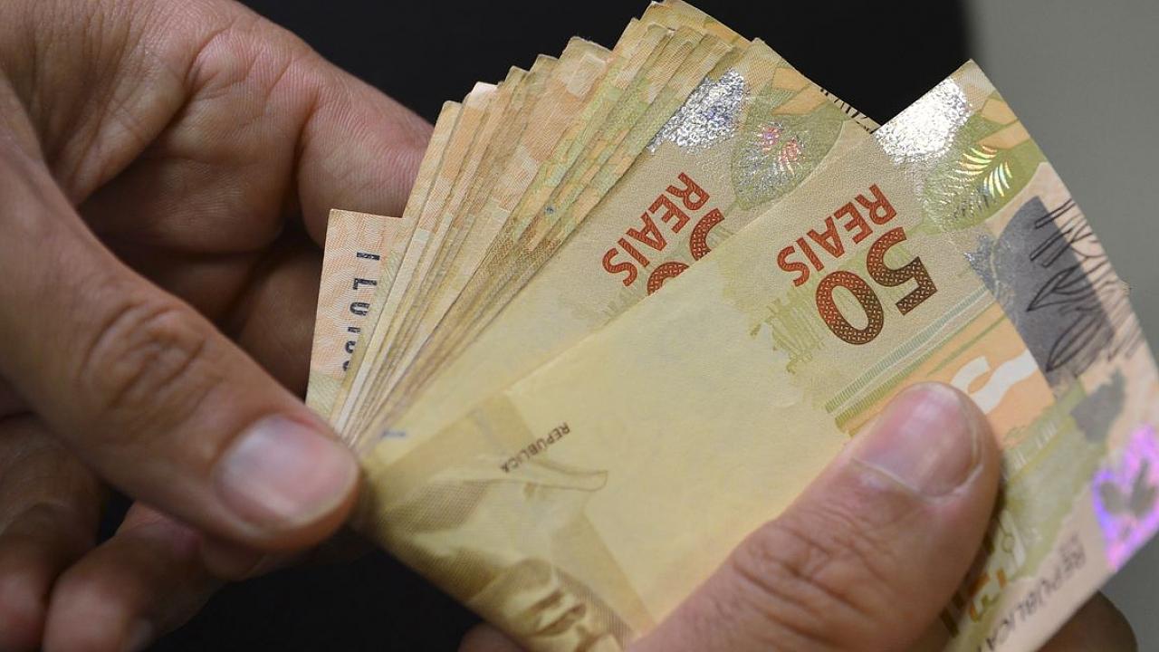Mais de 2,7 milhões poderão sacar abono salarial a partir de abril Mais de 2,7 milhões poderão sacar abono salarial a partir de abril