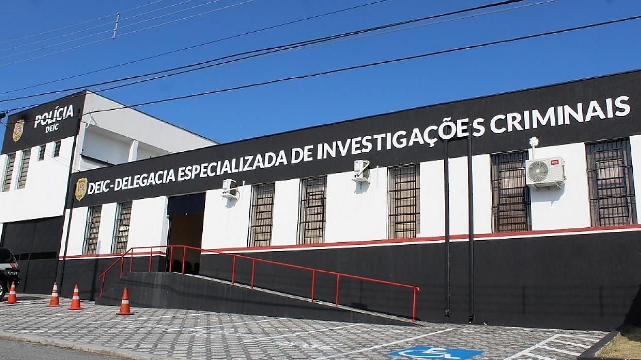 Adolescente de Taubaté é apreendido por exibir armas em redes sociais Adolescente de Taubaté é apreendido por exibir armas em redes sociais