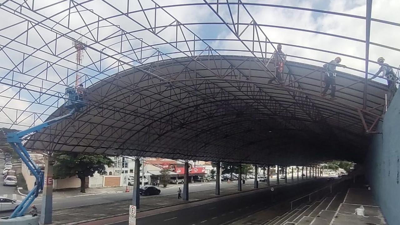 Cobertura da Avenida do Povo, em Taubaté, recebe reparos Cobertura da Avenida do Povo, em Taubaté, recebe reparos