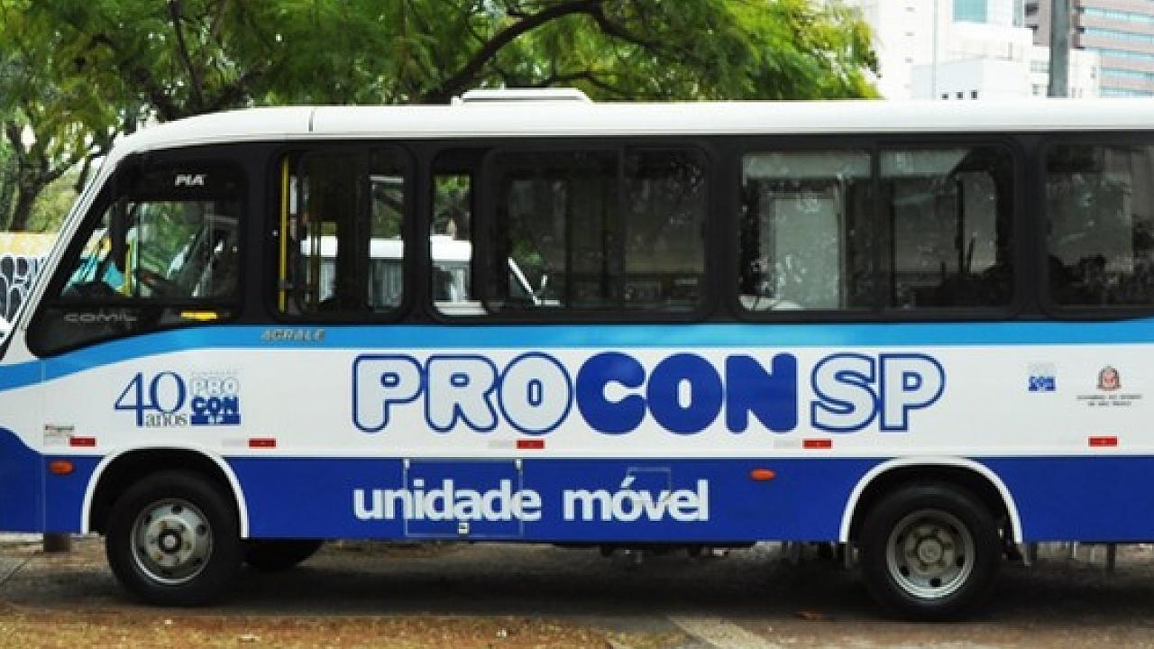 Ônibus do Procon Móvel “estaciona” em praça de Taubaté Ônibus do Procon Móvel “estaciona” em praça de Taubaté