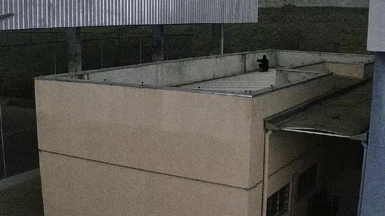 Homem é preso em cima do telhado de escola em Taubaté