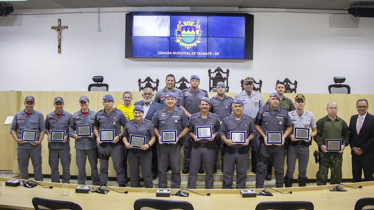 Militares recebem homenagem na Câmara de Taubaté Militares recebem homenagem na Câmara de Taubaté