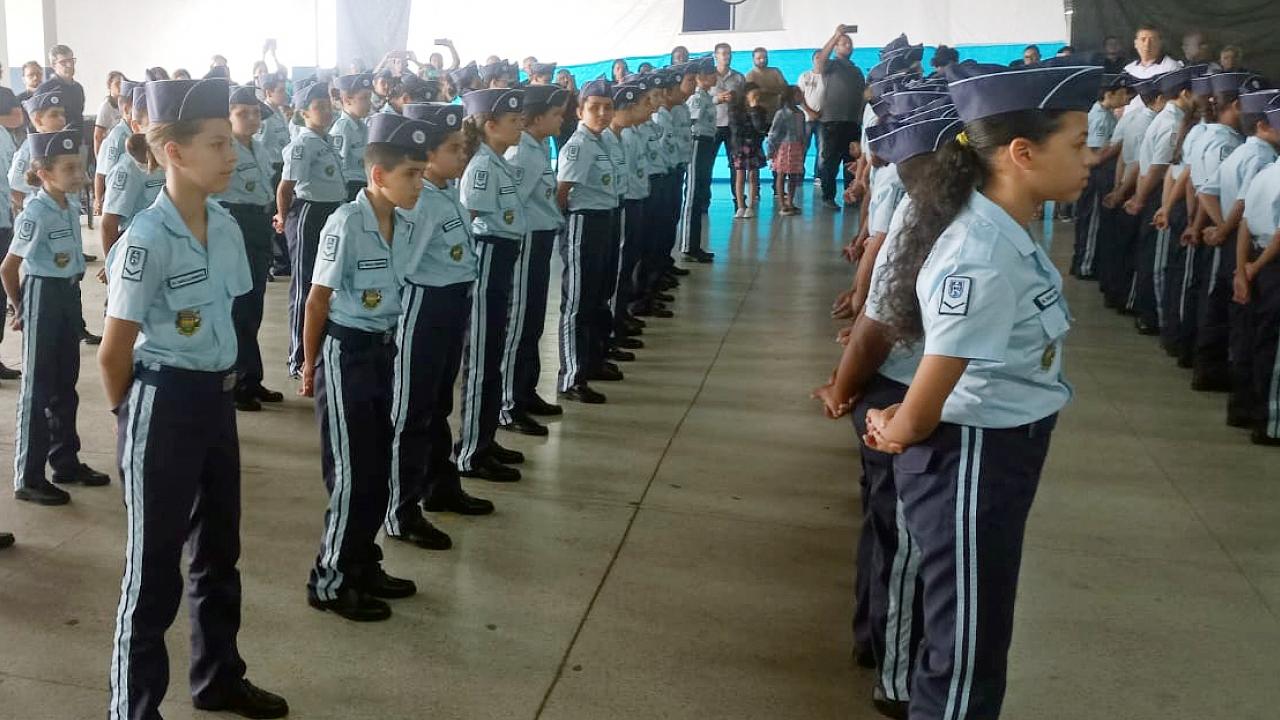 Prefeito sanciona lei que institui escolas cívico-militares em Taubaté