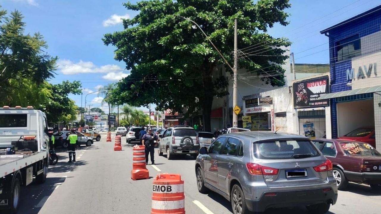 Blitz em avenida de Taubaté recolhe seis veículos por irregularidades