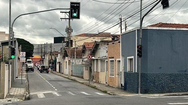 Semáforo é instalado entre as ruas Floriano Peixoto e Dr. Jorge Winther em Taubaté